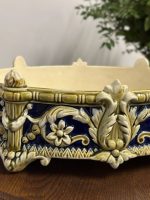Majolika / fajanss jardinière ar renesanses ornamentiku kobaltzilas un olivzaļas glazūrā — Historicisms / Neorenensanse, Austro-Ungārija vai Vācija, ap 1870.–1895. Fajansa Kašpo, Trauks Zaļos Toņos, Vidēja Izmēra (5213) - Image 11