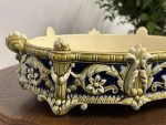 Majolika / fajanss jardinière ar renesanses ornamentiku kobaltzilas un olivzaļas glazūrā — Historicisms / Neorenensanse, Austro-Ungārija vai Vācija, ap 1870.–1895. Fajansa Kašpo, Trauks Zaļos Toņos, Vidēja Izmēra (5213) - Image 5
