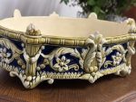 Majolika / fajanss jardinière ar renesanses ornamentiku kobaltzilas un olivzaļas glazūrā — Historicisms / Neorenensanse, Austro-Ungārija vai Vācija, ap 1870.–1895. Fajansa Kašpo, Trauks Zaļos Toņos, Vidēja Izmēra (5213) - Image 7