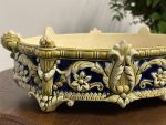 Majolika / fajanss jardinière ar renesanses ornamentiku kobaltzilas un olivzaļas glazūrā — Historicisms / Neorenensanse, Austro-Ungārija vai Vācija, ap 1870.–1895. Fajansa Kašpo, Trauks Zaļos Toņos, Vidēja Izmēra (5213) - Image 6