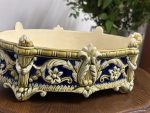 Majolika / fajanss jardinière ar renesanses ornamentiku kobaltzilas un olivzaļas glazūrā — Historicisms / Neorenensanse, Austro-Ungārija vai Vācija, ap 1870.–1895. Fajansa Kašpo, Trauks Zaļos Toņos, Vidēja Izmēra (5213) - Image 3