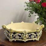 Majolika / fajanss jardinière ar renesanses ornamentiku kobaltzilas un olivzaļas glazūrā — Historicisms / Neorenensanse, Austro-Ungārija vai Vācija, ap 1870.–1895. Fajansa Kašpo, Trauks Zaļos Toņos, Vidēja Izmēra (5213)