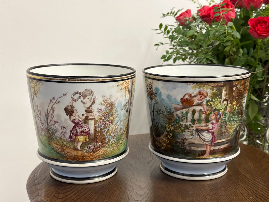 Apgleznoti Franču Porcelāna Kašpo, Vidēja Izmēra, Pieejami 2gab (5234) - Image 1