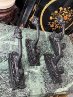 Antīki čuguna aizkaru turētāji uz koka pamatnes — historisma stilā (antique cast iron curtain holders), (5713) - Image 3