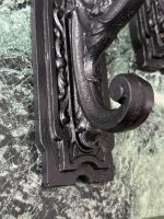 Antīki čuguna aizkaru turētāji uz koka pamatnes — historisma stilā (antique cast iron curtain holders), (5713) - Image 12