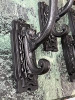 Antīki čuguna aizkaru turētāji uz koka pamatnes — historisma stilā (antique cast iron curtain holders), (5713) - Image 11