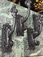 Antīki čuguna aizkaru turētāji uz koka pamatnes — historisma stilā (antique cast iron curtain holders), (5713) - Image 7