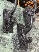 Antīki čuguna aizkaru turētāji uz koka pamatnes — historisma stilā (antique cast iron curtain holders), (5713) - Image 8