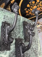 Antīki čuguna aizkaru turētāji uz koka pamatnes — historisma stilā (antique cast iron curtain holders), (5713) - Image 6
