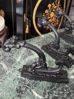 Antīki čuguna aizkaru turētāji uz koka pamatnes — historisma stilā (antique cast iron curtain holders), (5713) - Image 5