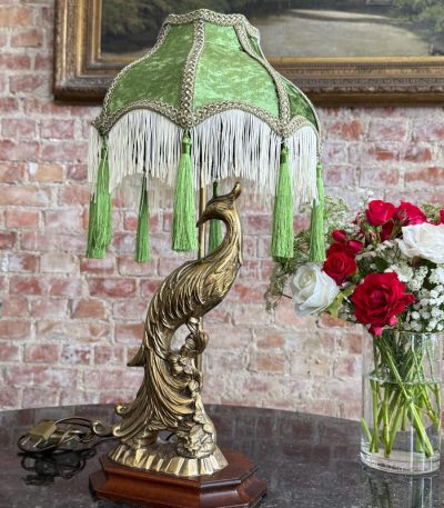 Antik bordlampe med påfugl og grøn silkevelourkuppel – jugendstil