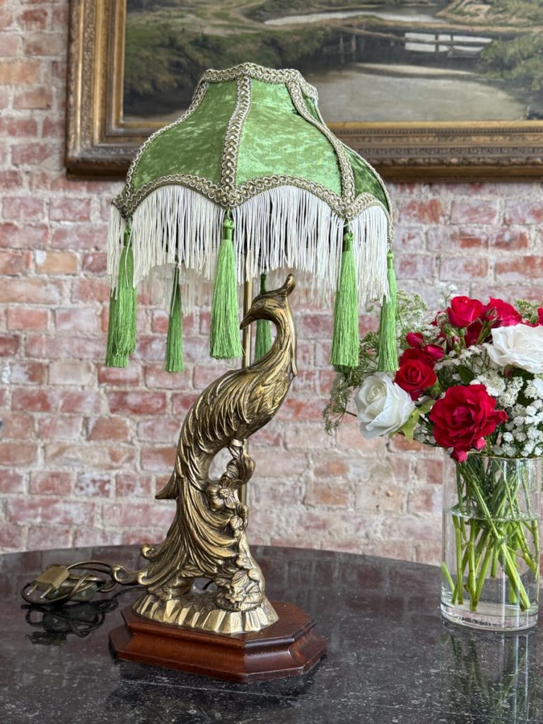 Antik bordlampe med påfugl og grøn silkevelourkuppel – jugendstil