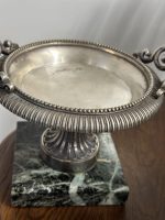 Antīka stila sudraboti galda trauki uz marmora pamatnes, pāris — Ampīra stils (antique silver footed tazza marble base pair) (5277) - Image 9