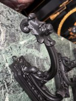 Antīki čuguna aizkaru turētāji uz koka pamatnes — historisma stilā (antique cast iron curtain holders), (5713) - Image 10