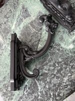 Antīki čuguna aizkaru turētāji uz koka pamatnes — historisma stilā (antique cast iron curtain holders), (5713) - Image 9