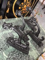 Antīki čuguna aizkaru turētāji uz koka pamatnes — historisma stilā (antique cast iron curtain holders), (5713) - Image 4