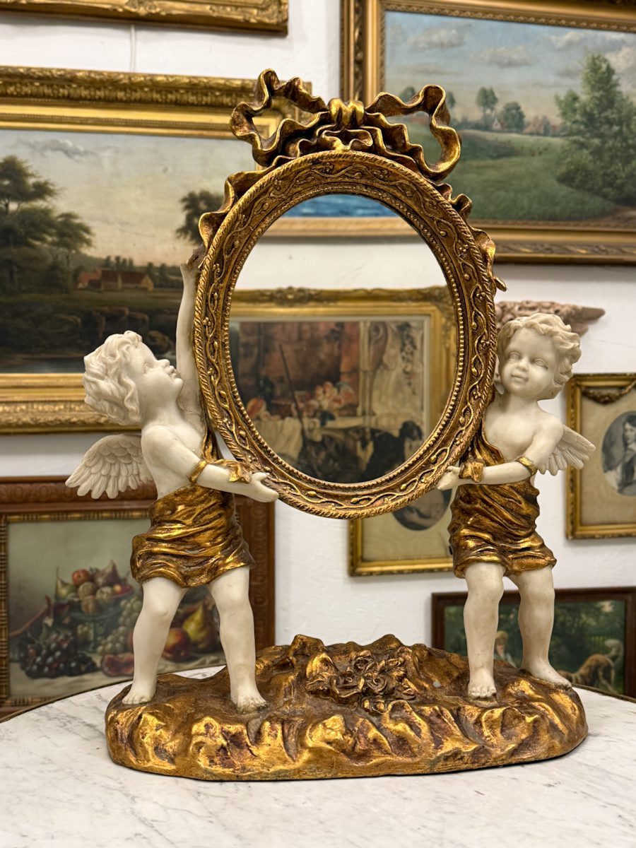 Eksklusivt neobarokt bordspiegel med englefigurer – Frankrig Eksklusivt neobarokt bordspiegel med englefigurer – Frankrig, ca. 1900