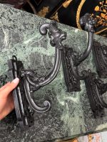 Antīki čuguna aizkaru turētāji uz koka pamatnes — historisma stilā (antique cast iron curtain holders), (5713) - Image 2
