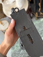 Antīki čuguna aizkaru turētāji uz koka pamatnes — historisma stilā (antique cast iron curtain holders), (5713) - Image 13