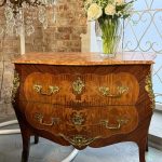 Antik fransk bombe kommode med intarsia og marmorplade — Louis XV