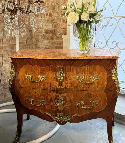 Antik fransk bombe kommode med intarsia og marmorplade — Louis XV