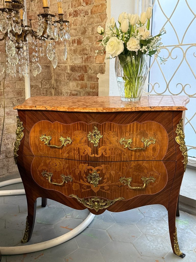 Antik fransk bombe kommode med intarsia og marmorplade — Louis XV