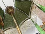 Antīka galda lampa ar pāvu un zaļu zīda samta kupolu — jūgendstila un historisma eklektikā (antique desk lamp) (6972) - Image 14