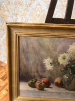 Burvīga antīka klusās dabas eļļas glezna "Hrizantēmas un āboli" elegantā zelta krāsas rāmī — L. Baraum, 1908. gads (antique French oil painting still life) (498) - Image 2