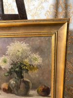 Burvīga antīka klusās dabas eļļas glezna "Hrizantēmas un āboli" elegantā zelta krāsas rāmī — L. Baraum, 1908. gads (antique French oil painting still life) (498) - Image 3