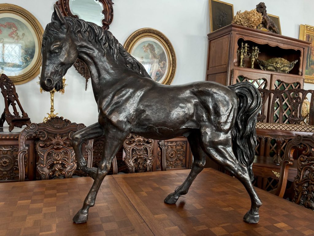 Stor bronzeskulptur af hest i animalistisk realisme, europæisk tradition, 19. århundrede.