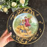 porcelāna šķīvis, tumši zilā krāsā, vidēji liela izmēra (6608)