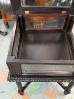 Antīka tumša Napoleon III stila koka galda vitrīna ar biezu facetes stiklu rāmjiem (Napoleon III style dark wood display table vitrine) (6834) - Image 9