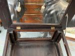 Antīka tumša Napoleon III stila koka galda vitrīna ar biezu facetes stiklu rāmjiem (Napoleon III style dark wood display table vitrine) (6834) - Image 23