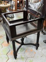 Antīka tumša Napoleon III stila koka galda vitrīna ar biezu facetes stiklu rāmjiem (Napoleon III style dark wood display table vitrine) (6834) - Image 6