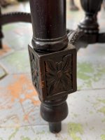 Antīka tumša Napoleon III stila koka galda vitrīna ar biezu facetes stiklu rāmjiem (Napoleon III style dark wood display table vitrine) (6834) - Image 16
