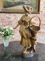 Terrakotta kvindefigur med kurv — Historicisme / Louis XVI-stilindflydelse