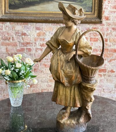 Terrakotta kvindefigur med kurv — Historicisme / Louis XVI-stilindflydelse