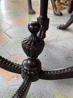 Antīka tumša Napoleon III stila koka galda vitrīna ar biezu facetes stiklu rāmjiem (Napoleon III style dark wood display table vitrine) (6834) - Image 15