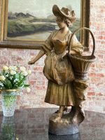 Terrakotta kvinnefigur med kurv — Historicisme / Louis XVI-stil, Frankrike / Østerrike-Ungarn, ca. 1880–1910 - Bilde 2