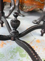 Antīka tumša Napoleon III stila koka galda vitrīna ar biezu facetes stiklu rāmjiem (Napoleon III style dark wood display table vitrine) (6834) - Image 13