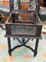 Antīka tumša Napoleon III stila koka galda vitrīna ar biezu facetes stiklu rāmjiem (Napoleon III style dark wood display table vitrine) (6834) - Image 8