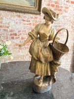 Terrakotta kvinnefigur med kurv — Historicisme / Louis XVI-stil, Frankrike / Østerrike-Ungarn, ca. 1880–1910 - Bilde 5