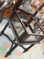 Antīka tumša Napoleon III stila koka galda vitrīna ar biezu facetes stiklu rāmjiem (Napoleon III style dark wood display table vitrine) (6834) - Image 7