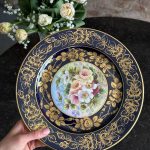 porcelāna šķīvis ar ziedu motīviem, tumši zilā krāsā, vidēji liela izmēra (6610)
