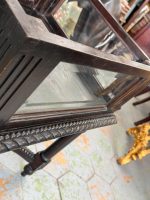 Antīka tumša Napoleon III stila koka galda vitrīna ar biezu facetes stiklu rāmjiem (Napoleon III style dark wood display table vitrine) (6834) - Image 25