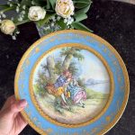 apgleznots porcelāna šķīvis, gaiši zilā krāsā, neliela izmēra (6611)