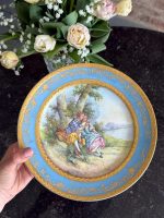 apgleznots porcelāna šķīvis, gaiši zilā krāsā, neliela izmēra (6611)