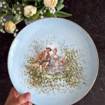 apgleznots porcelāna šķīvis, gaiši zilā krāsā, neliela izmēra (6609)