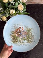 apgleznots porcelāna šķīvis, gaiši zilā krāsā, neliela izmēra (6609)