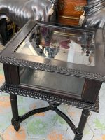 Antīka tumša Napoleon III stila koka galda vitrīna ar biezu facetes stiklu rāmjiem (Napoleon III style dark wood display table vitrine) (6834) - Image 10